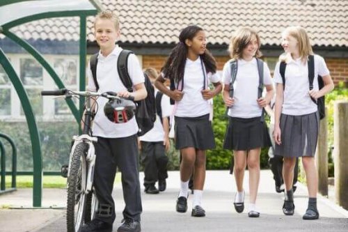 Die Vor- und Nachteile von Schuluniformen