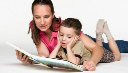 Wenn du der OPOL-Methode nachgehst, hilft es, deinen Kindern Bücher in der Zielsprache vorzulesen