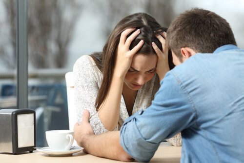 Wenn unsere Beziehung in die Brüche geht, durchlaufen wir 5 Phasen der Trennung