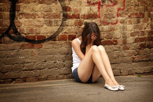 Selbstverletzendes Verhalten bei Teenagern beginnt meist aus Spaß