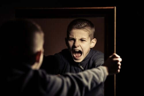 Teenager schreit sich im Spiegel an