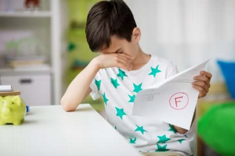 Trauriger Junge mit nicht bestandenem Test