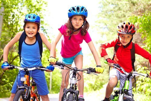 Mit sportlichen Aktivitäten kannst du einen bewegungsarmen Lebensstil bei Kindern vermeiden