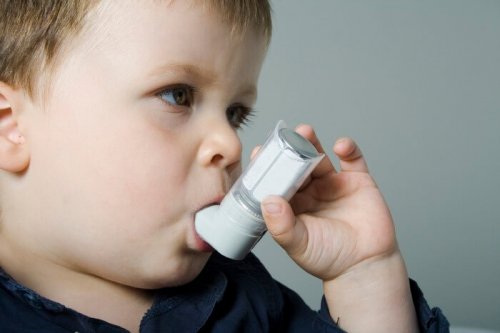 Schule und Asthma können Hand in Hand gehen, wenn sich jeder für die Sicherheit und Gesundheit der asthmatischen Kinder einsetzt.