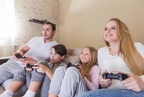 Beste Freunde? Eltern und Kinder spielen gemeinsam Videogame