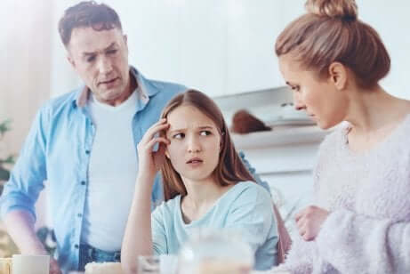 Einigkeit bei Erziehungsfragen: Eltern sprechen mit Tochter