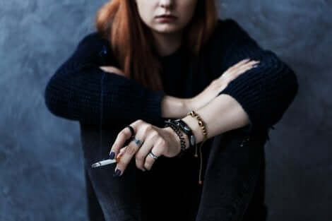 Jugendliche raucht eine Zigarette