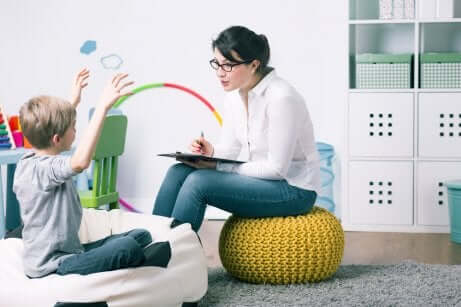 Junge beim Kinderpsychotherapeuten