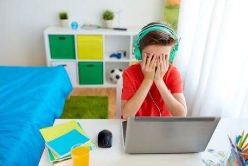 Cybermobbing teilt viele Merkmale des regulären Mobbings