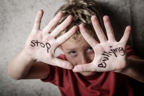 Kind mit Schriftzug "Stop Bullying" auf den Händen