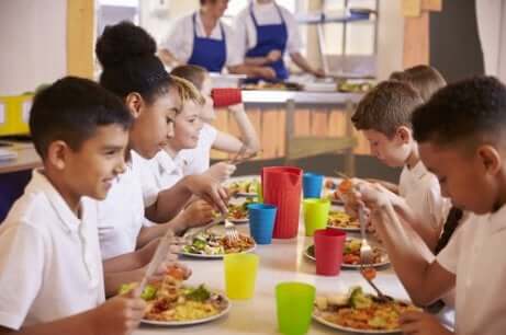Kinder beim Schulessen