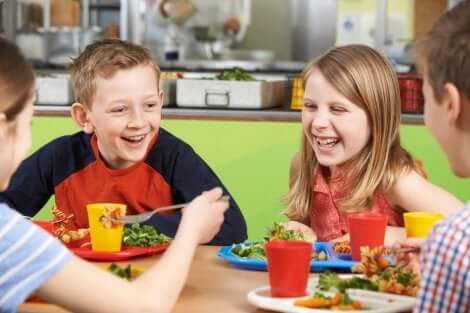 Lachende Kinder beim Schulessen