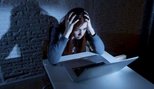 Drohung und Zwang sind beim Cybermobbing in der Schule weit verbreitet
