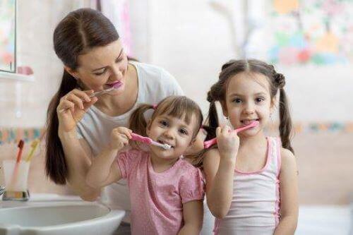 Wenn du Routinen für Kinder einführst, können die Kleinen lernen, sich nach jeder Mahlzeit die Zähne zu putzen