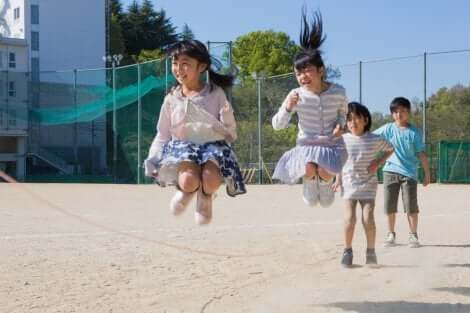 Pausenverbot ja oder nein? Kinder spielen Hüpfgummi