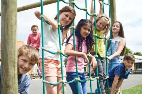 Pausenverbot ja oder nein? Spielende Kinder in der Schulpause