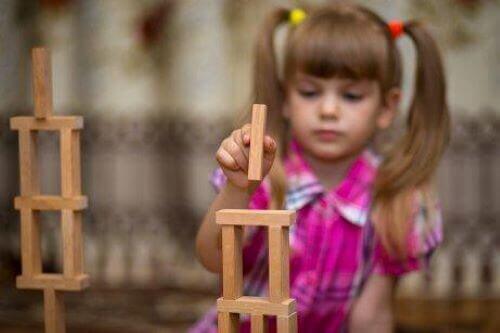 Bauklötze - Mädchen spielt mit Holzklötzen