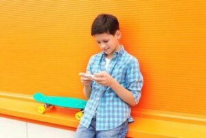 Wortschatz - Junge mit Smartphone
