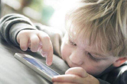 Wortschatz - kleiner Junge mit Smartphone