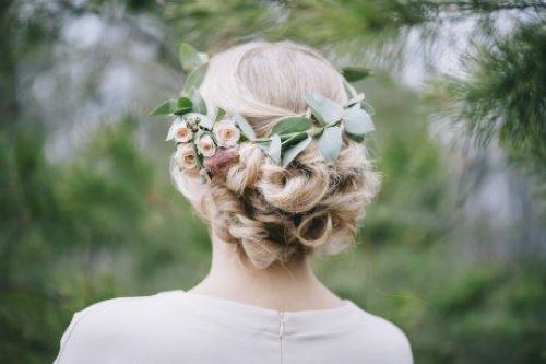 Unter allen verschiedenen Arten von Haarschmuck mit Blumen, glauben wir, dass die Halbkrone unter Bräuten am häufigsten verwendet wird