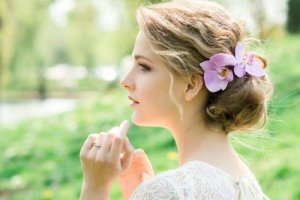 Haarschmuck mit Blumen: Romantischer Look für die Braut