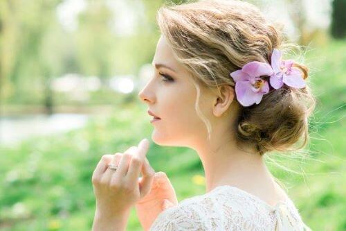 Haarschmuck mit Blumen: Romantischer Look für die Braut
