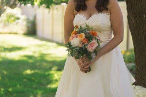 Wenn die Braut sich an ihrem Hochzeitstag Weiß kleidet, möchte sie Reinheit, Unschuld und Offenheit ausdrücken.