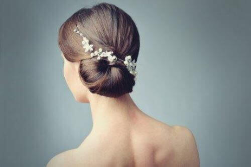 Es ist möglich, Haarschmuck mit Blumen und einem Schleier zu kombinieren
