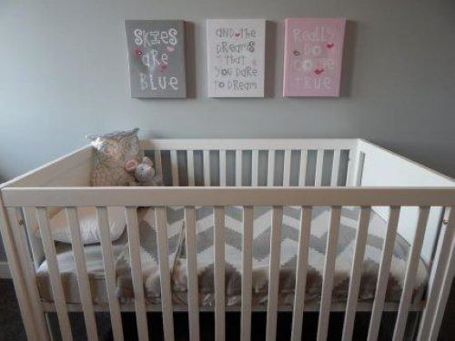 Bei der Dekoration des Babyzimmers kannst du eine Wand mit einem speziellen Design verzieren