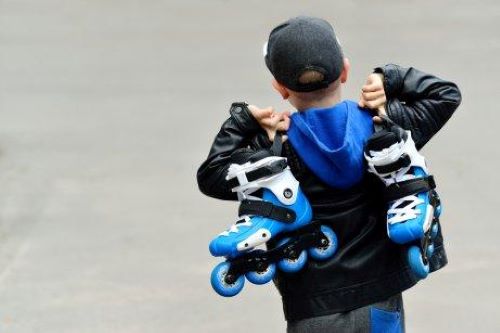 Wenn deine Kinder hinfallen oder Probleme damit haben, das Inline-Skaten zu erlernen, solltest du sie jedoch dazu ermutigen, es weiter zu versuchen.