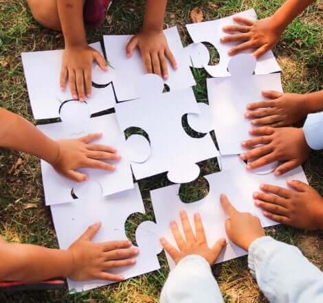 Kooperative Spiele: Kinder machen ein großes Puzzle zusammen