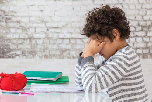 Kinder, die sich nicht richtig ausruhen können, leiden aufgrund ihres Ungleichgewichts unter emotionalen Problemen.