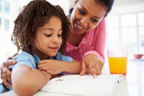 Es ist von grundlegender Wichtigkeit kleine Kinder zum Lernen zu motivieren, damit sie in der Schule ihr Bestes geben und lernen, den Lernprozess tatsächlich zu genießen.