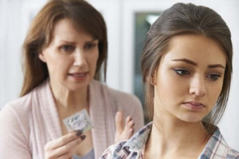 Mutter zeigt pubertierender Tochter Kondom
