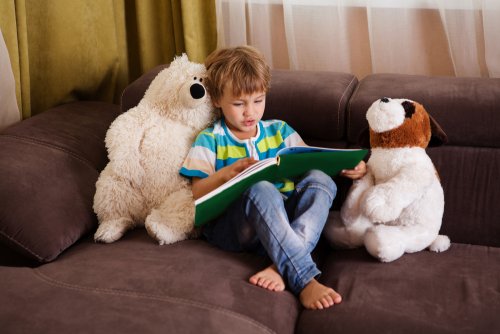 Verbessere das Leseverständnis deiner Kinder mit diesen 7 Strategien