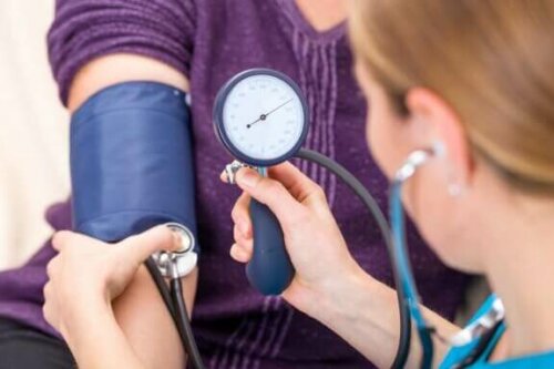 Postpartale Präeklampsie: Ursachen, Symptome und Behandlung