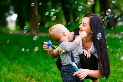 Aktivitäten - Mutter und Kind mit Seifenblasen im Park