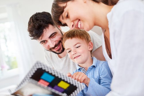 Eltern - Familie mit Fotoalbum