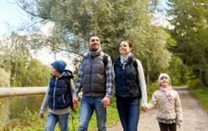 Familie - gemeinsamer Spaziergang