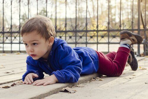 Haushaltsunfälle - Kind liegt nach Sturz auf dem Boden