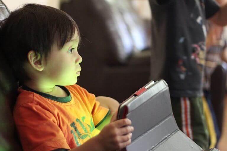 Internet - kleiner Junge spielt online