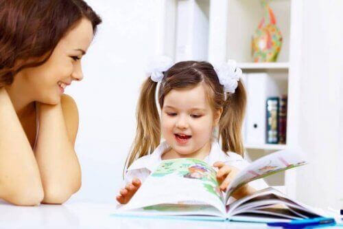 klassische Märchen - Mutter und Tochter beim Lesen
