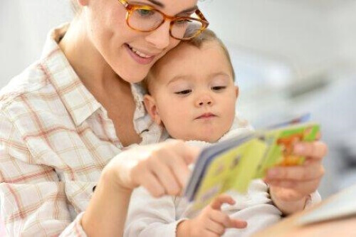Aktivitäten - Mutter liest ihrem Baby vor