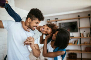 Familie - Vater spielt mit seinen Kindern