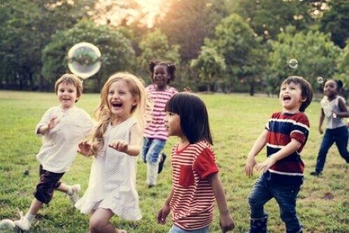Grundbedürfnisse - spielende Kinder