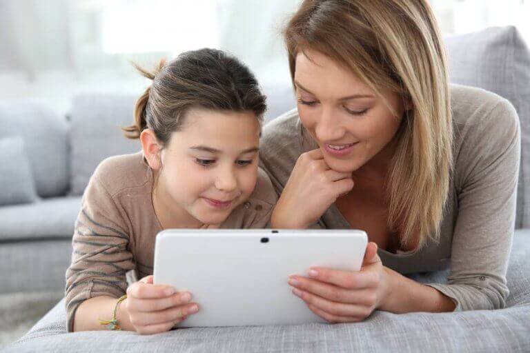 Internet - Mutter und Tochter am Tablet