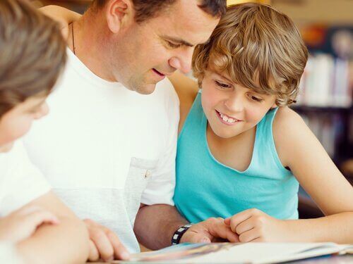 Leseverständnis - Vater liest mit Kindern