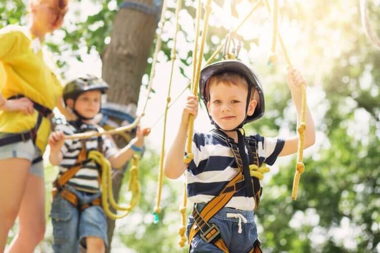 Sommerferien - Kinder im Kletterpark