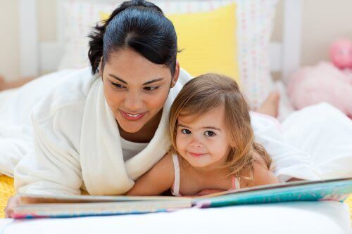 klassische Märchen - Mutter liest ihrer Tochter vor