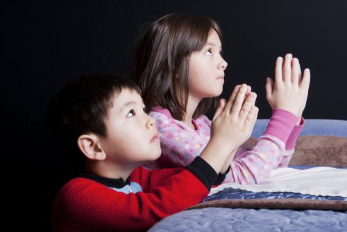 religiöse Überzeugungen - betende Kinder
